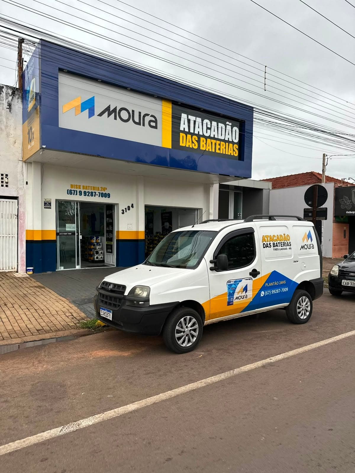 Van de entrega do Atacadão das Baterias estacionada em frente à loja